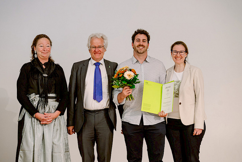 Prorektorin Christine Fürst mit Pablo Castro Sanchez-Bermejo, der mit einem Dorothea-Erxleben-Preis für seine Dissertation geehrt wurde, und seinen Betreuern Helge Bruelheide (2. von links) und Sylvia Haider (rechts)
