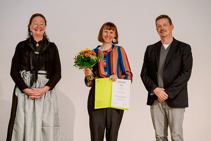 Prorektorin Christine Fürst mit Doris Günther-Kriegel, die mit einem Dorothea-Erxleben-Preis für ihre Dissertation geehrt wurde, und ihrem Betreuer Daniel Cyranka (von links)