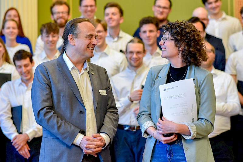 Grund zur Freude hatte Prorektor Pablo Pirnay-Dummer am Tag der Lehre unter anderem bei der Übergabe der Lehrpreise, hier an Anna Schaefer.