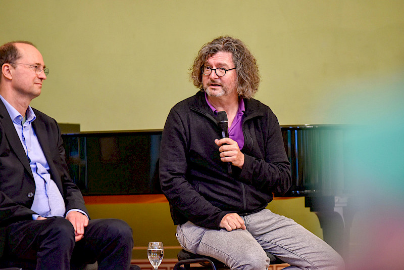 Der Politikwissenschaftler Andreas Petrik (rechts) plädierte dafür, dass die Universität als zentraler Ort der Demokratie in die Offensive treten sollte.