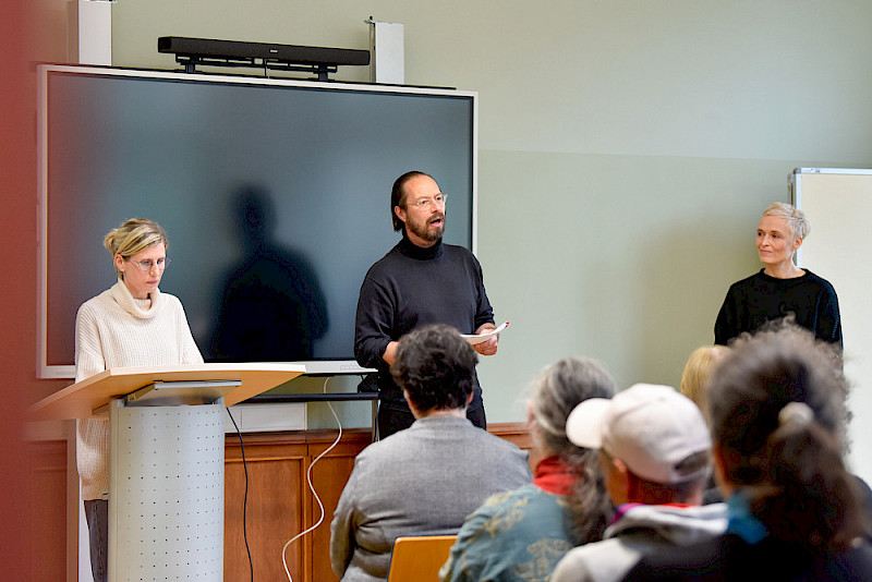 Katharina Brankatschk, Harald Höbinger und Sandra Bringer (von links) vom Neuen Theater gestalteten eine Lesung mit Texten betroffener Autoren sowie Berichten aus der damaligen Zeit.