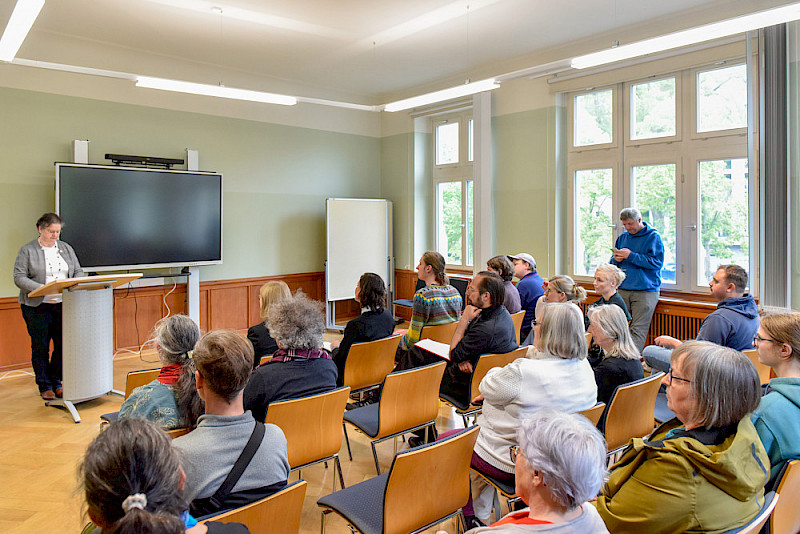 Rektorin Claudia Becker bei ihrem Grußwort auf der Gedenkveranstaltung