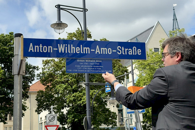 Claus Gienke, Mitarbeiter des Juristischen Bereichs, brachte das Zusatzschild an.
