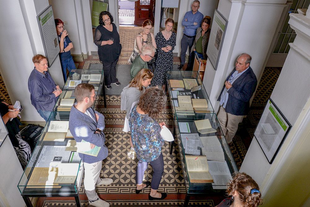 Ausstellungseröffnung im Foyer der ULB: Vier Vitrinen widmen sich Leben und Werk der Germanistik Agathe Lasch.