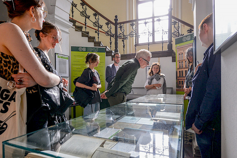 Die ersten Besucherinnen und Besucher warfen zur Ausstellungseröffnung einen Blick in die Vitrinen.