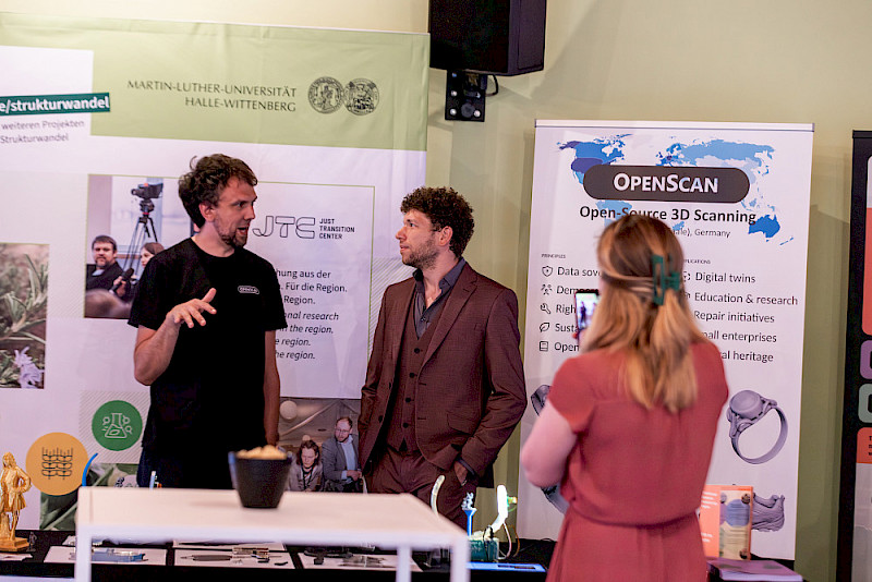 Das JTC präsentierte sich mit seinen Projekten, zu denen auch ein tragbarer 3D-Scanner gehört.
