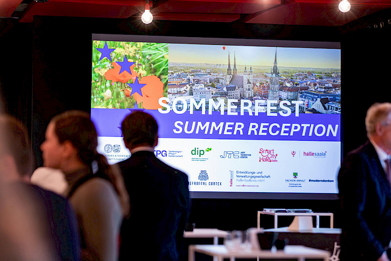 Blick in den Saal beim Sommerfest der Landesvertretung, auf dem sich die Strukturwandelvorhaben der MLU vorstellten