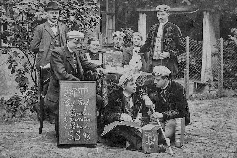 Gruppenbild auf dem Hof des Reformierten Convicts im Sommersemester 1898 - zu sehen sind die Bewohner, Hauswirtin "Tante" Klingner und deren Neffe Walter.
