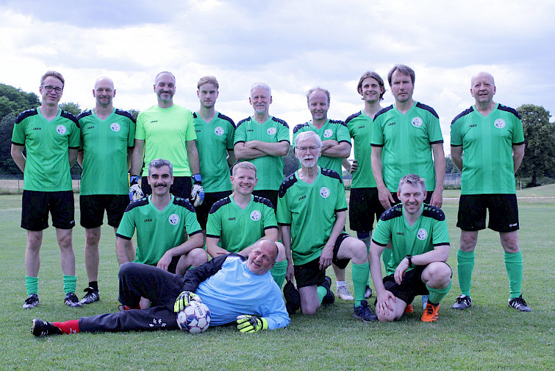 Das hallesche Team: Ronny Redlich, Torsten Gursinsky, Raik Vahrenhold, Justin Wittig, Dieter Hofmann, Tobias Weirowski, Konrad Schöniger, Sven Staffeldt, Jörg Wagner (hintere Reihe von links), Giorgi Jamburidze, Etienne Meyer, Joachim Ulrich, Roger Riedl (vordere Reihe von links), Detlef Braunroth