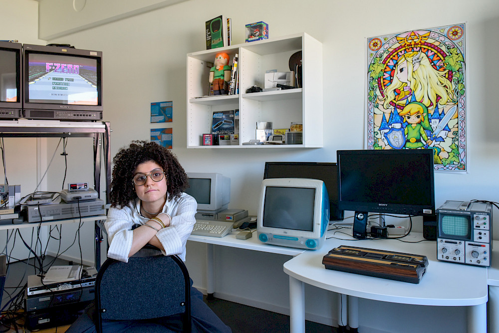 Sarah Bashir im Circuit Lab der MLU, das sie ins Leben gerufen hat.