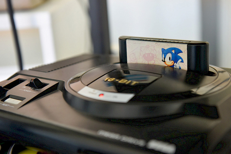 Der Sega Mega Drive mit dem Spiel „Sonic the Hedgehog“