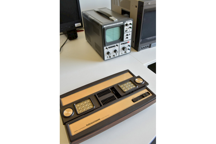 Den Intellivision aus dem Jahr 1979 (unten) hat das Computerspielemuseum Berlin zur Verfügung gestellt.
