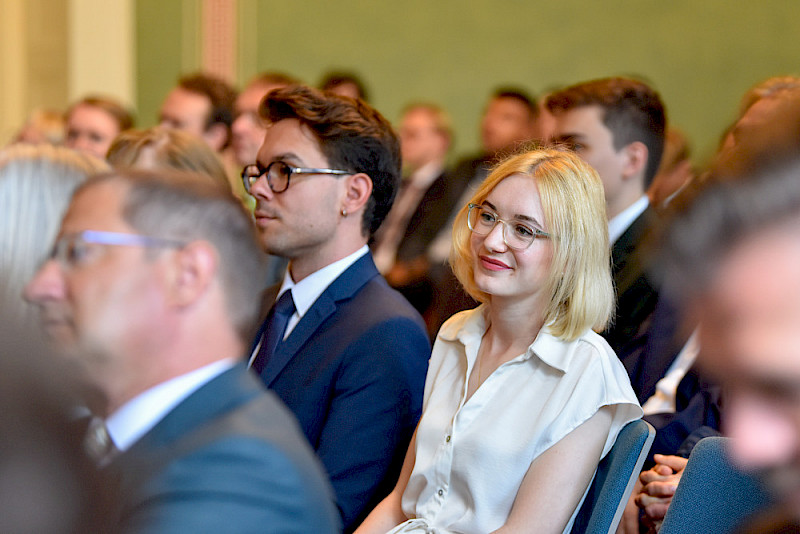 Erwartungsvolle Gesichter bei den Absolvent*innen