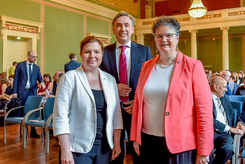 Justizministerin Franziska Weidinger und Wissenschafts-Staatssekretär Thomas Wünsch wurden von Rektorin Claudia Becker begrüßt (von links).