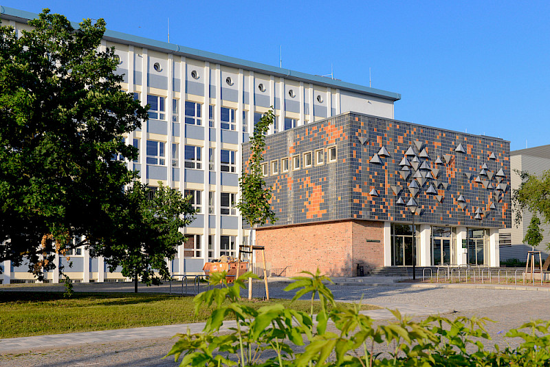 Das Gebäude des Instituts für Pharmazie: Besonderes Augenmerk wurde bei der Modernisierung auch auf die Erhaltung der denkmalgeschützten Teile gelegt.