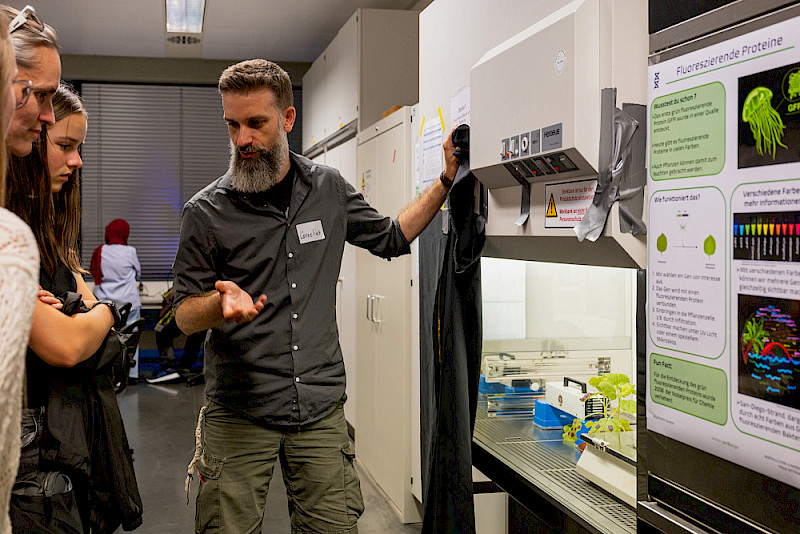 Cornelius Schmidtke erklärte die Biologie von Pflanzen.