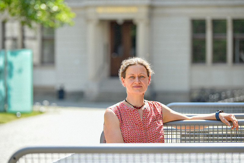 Anke Märker - hier auf dem Universitätsplatz - kann selbst Ersthelfende ausbilden.