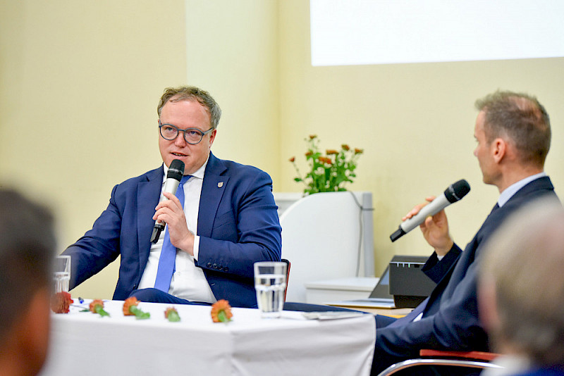 Thüringens Ministerpräsident Mario Voigt (links) im Gespräch mit Sven Kochale
