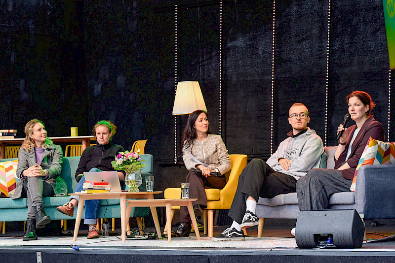 Beim Ersti-Talk plauderten auf der Wohnzimmerbühne: Bildungsreferentin Franziska Dusch, Quartiermanagerin Johanna Ludwig, Moderatorin Ulrike Baier, Studienbotschafter Julian Herold und Professorin Betteke van Noort (von links).
